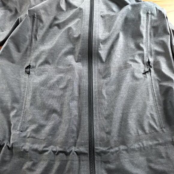 Lululemon The Drizz Running Jacket (reflective/water resistant) - Picture 3 of 7